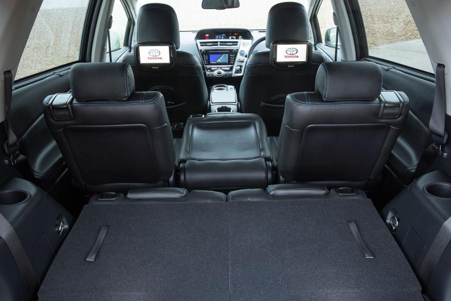  Toyota Prius + 2015 года  (UK) (фото 20 из 25)